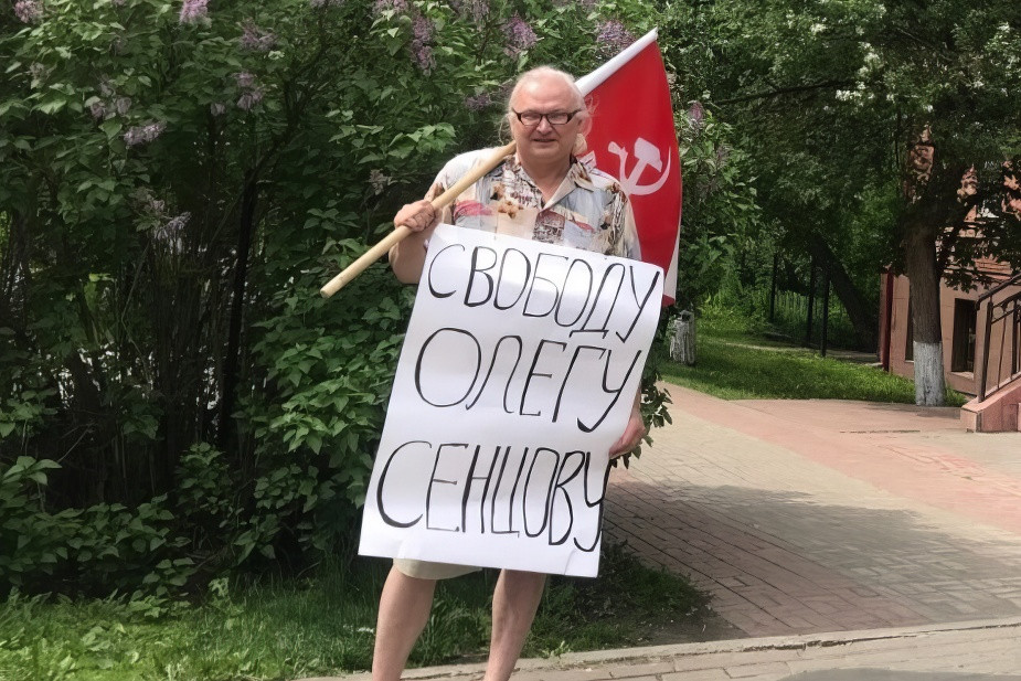 Игорь Кузнецов с плакатом в поддержку украинского режиссера Олега Сенцова