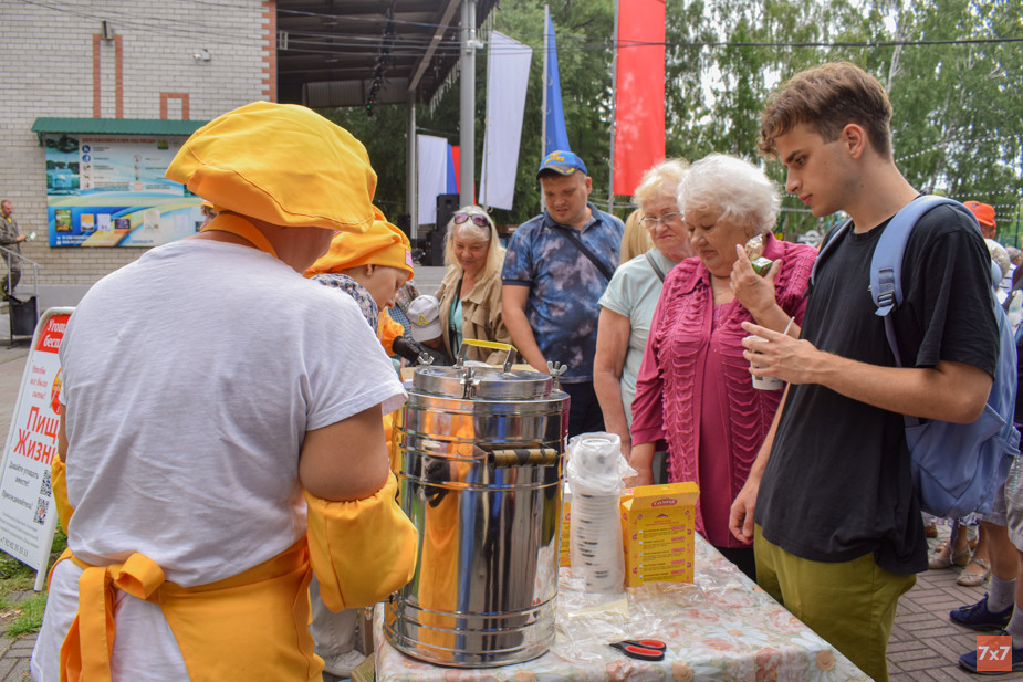 На пикнике разливали чай. Фото «7х7»