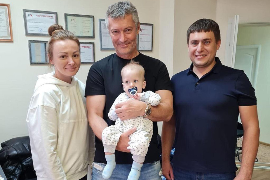 Дмитрий Бахтин с семьей и Евгением Ройзманом. Фото из личного архива