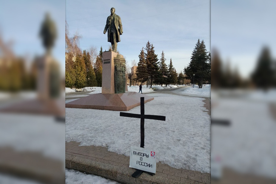 Похоронный крест с табличкой «Выборы в России» в Рыбинске, 15 марта 2024 года. Фото: «Другой Ярославль» / Telegram