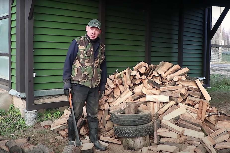 Андрей Тамашов снимает на камеру свои ежедневные дела, чтобы наполнить блог событиями