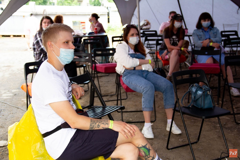 Гости фан-зоны смотрят трансляцию онлайн-лектория