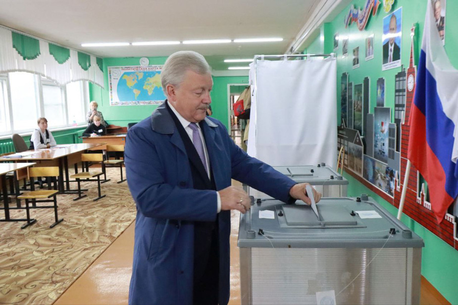 Сергей Серебренников голосует на выборах мэра Братска, 8 сентября 2024 года. Фото: merbratsk
