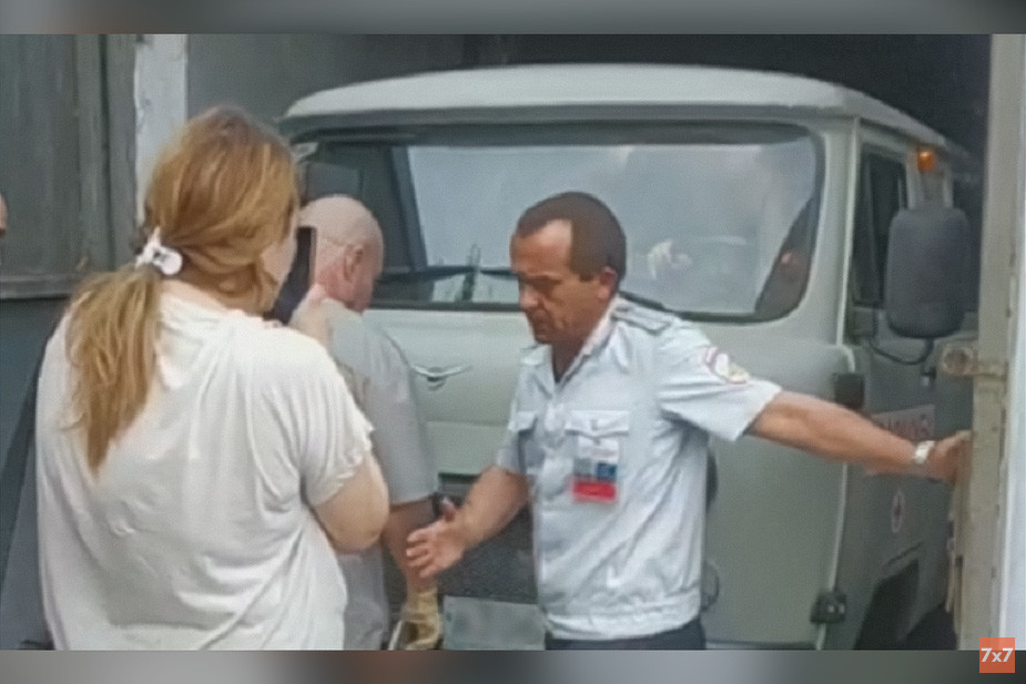 Машина медслужбы заезжает за телом Березикова в спецприёмник Ростова