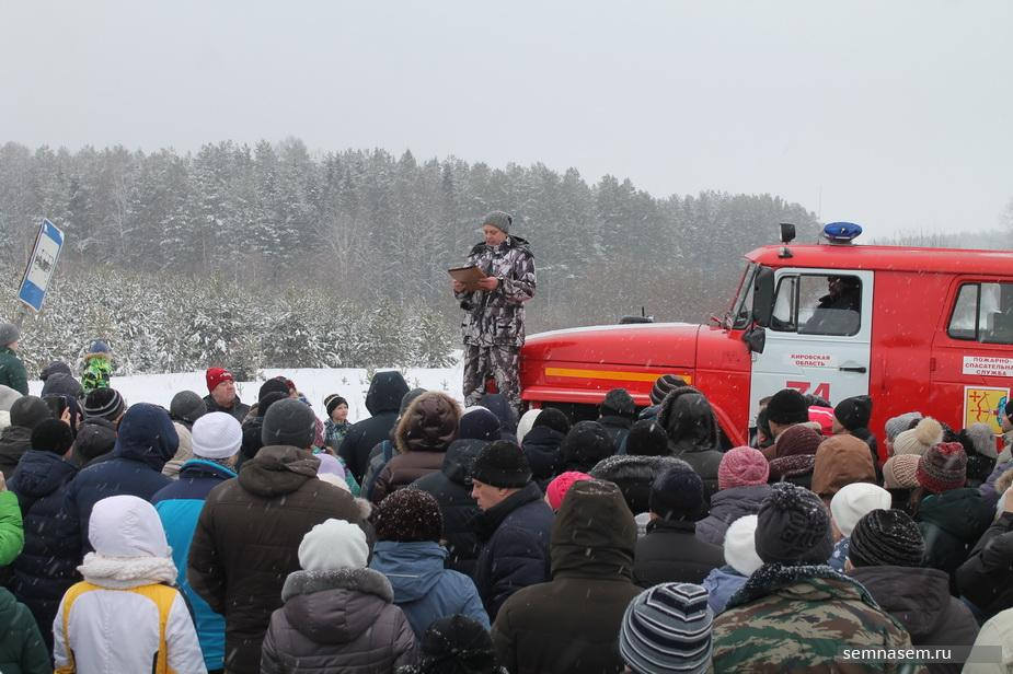 Народный сход в Лубягино, на пожарной машине выступает Вячеслав Царюк. Февраль 2020