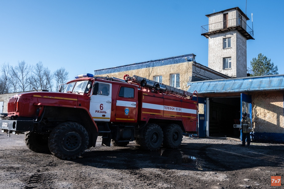 Пожарная часть между поселком и предприятием