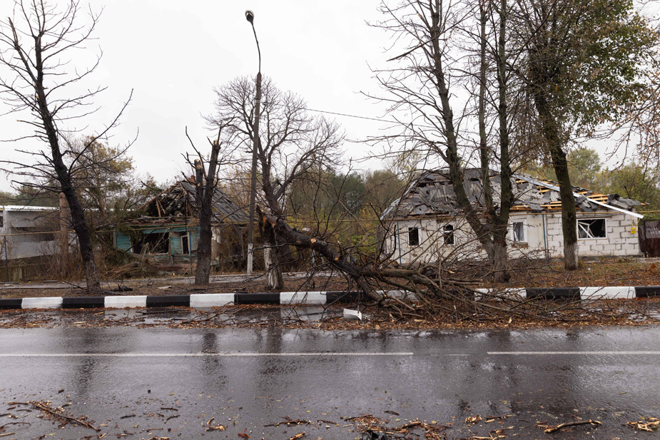 Разрушенные дома на одной из улиц Суджи, 8 октября 2024 года. Фото: Titov Yevhen / Abaca / Shutterstock / Vida Press
