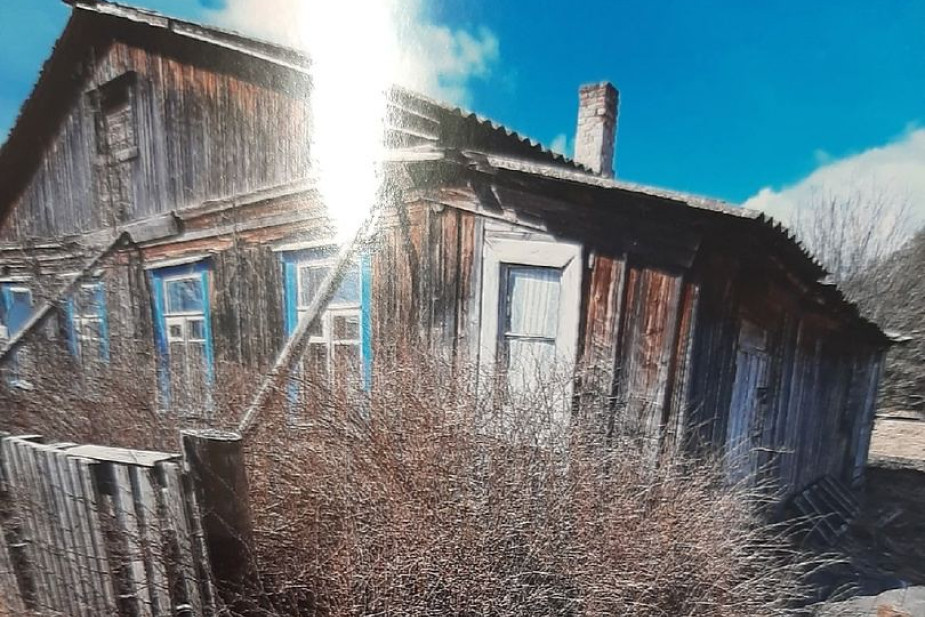 Дом держится за счет подпорок 