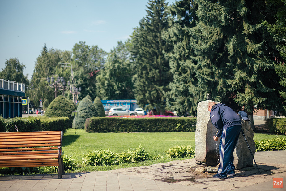 Родник в Горно-Алтайске — не декоративный элемент. Прохожие часто набирают питьевую воду домой