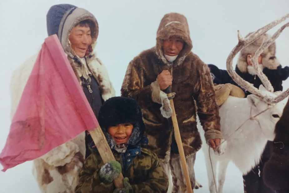 Среди участников фото - дед Ксении (мужчина справа) и ручной олень Тугут, о котором девушка писала в книге. Фото из архива Ксении Большаковой