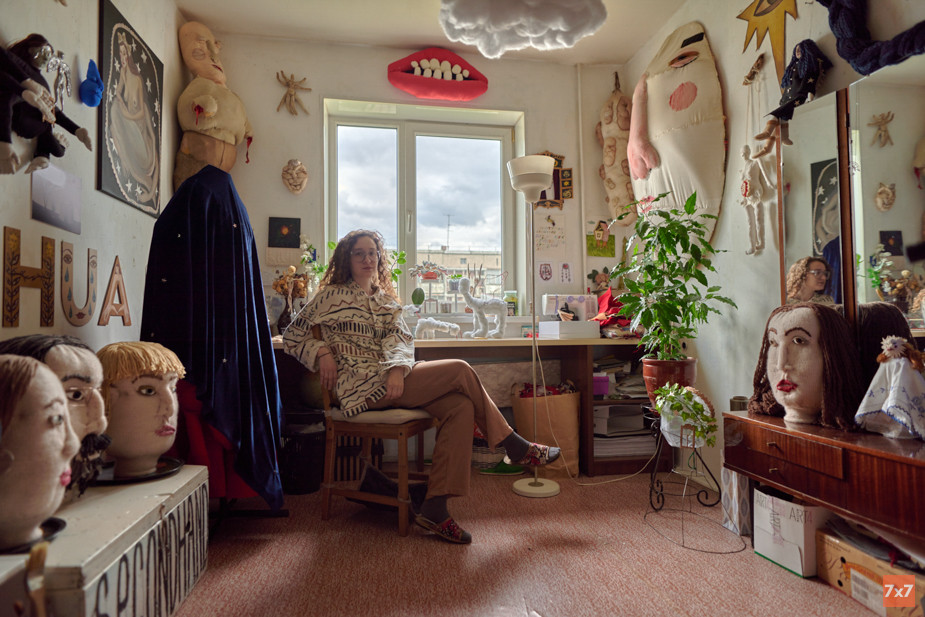 Алиса Горшенина в своей квартире-мастерской