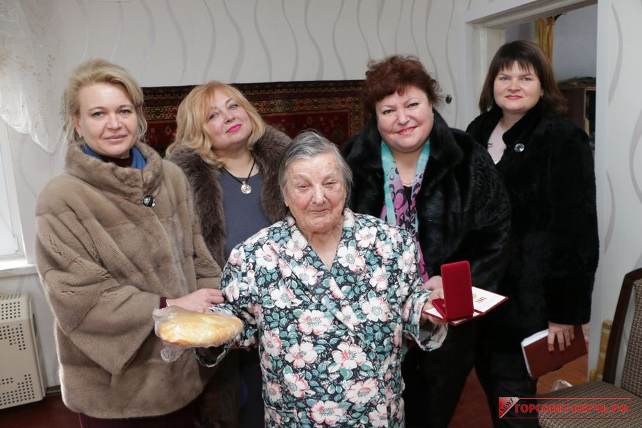 Чиновницы из Керчи с блокадницей
