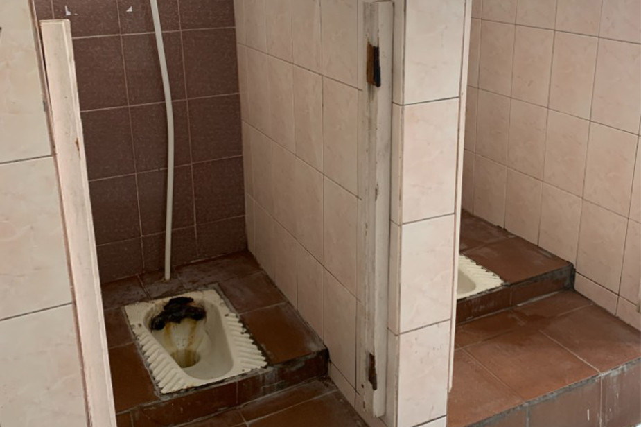 Туалет школы №1 Гусь-Хрустального (Владимирская область). Фото с сайта конкурса