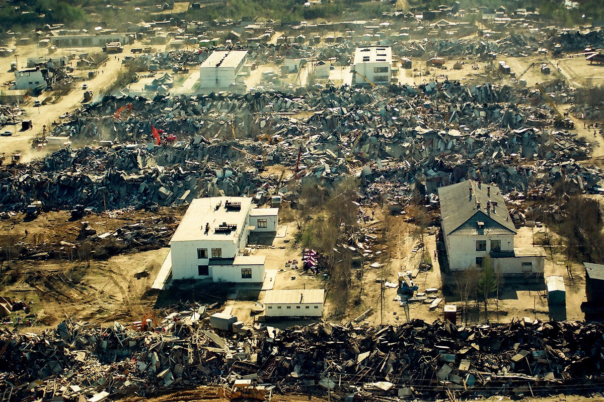 Последствия землетрясения в Нефтегорске, май 1995 года. Фото: МЧС России / Wikimedia (CC BY 4.0)