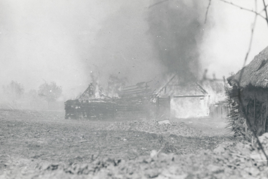 Надпись на обороте фотографии: «Как здесь все красиво горело». Тема ≪красоты≫ огня, уничтожающего города и деревни, нередко встречается в воспоминаниях солдат и фотографов Вермахта