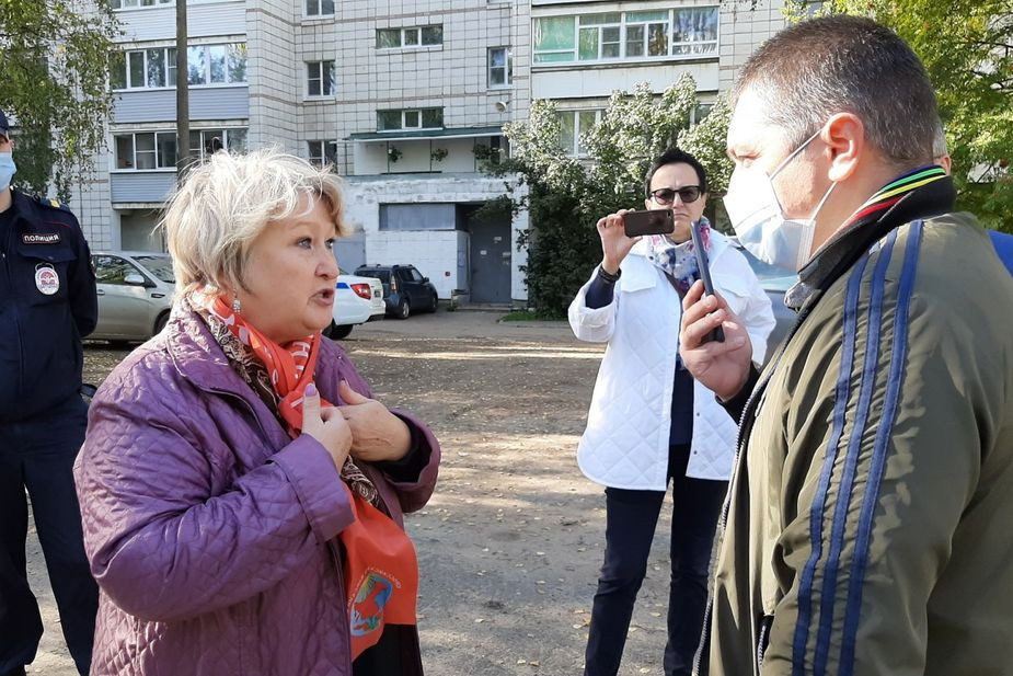 Марина Колданова (слева) и капитан полиции Евгений Кузин в штатском