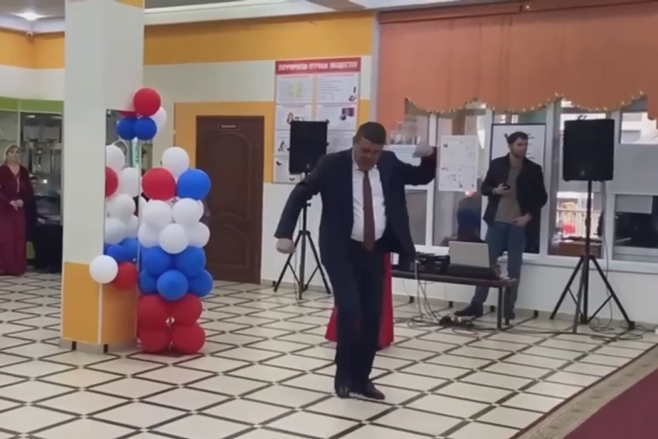 Мэр города Малгобека в Ингушетии Мусса Галаев станцевал на избирательном участке. Фото: vybora / Telegram