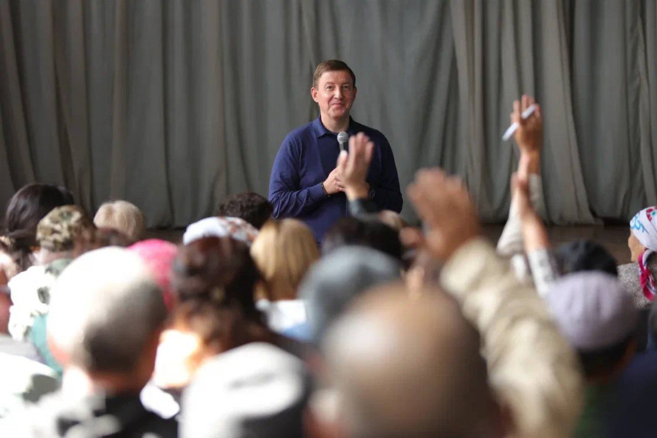 Андрей Турчак на встрече с жителями Кош-Агачского района. Фото: пресс-служба Андрея Турчака