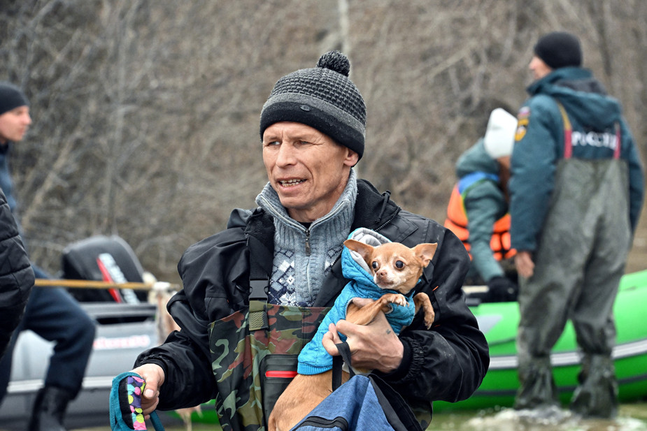 Эвакуация жителей Орска, 8 апреля 2024 года. Фото: Анатолий Жданов / Коммерсантъ / Sipa USA / Vida Press