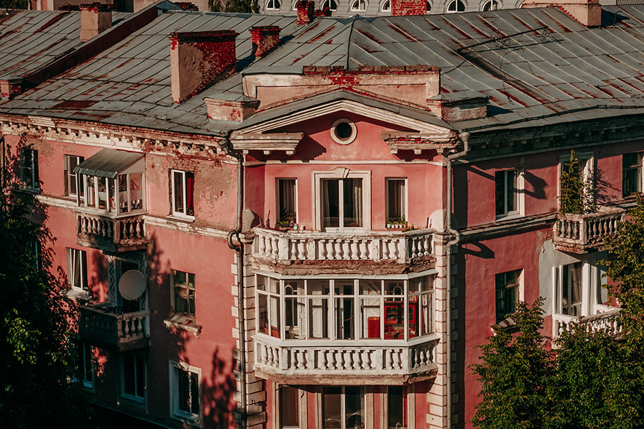 Многоквартирный жилой дом, ул. Пушкина 18. Находится на пересечении улиц Пушкина и Волкова