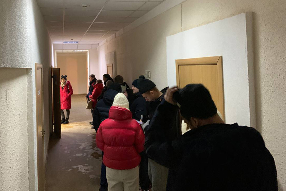 Очереь в коридоре ярославского штаба Надеждина