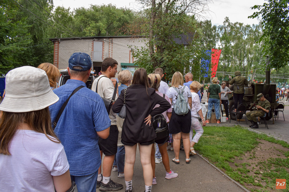 Очередь за гречневой кашей. Фото «7х7»