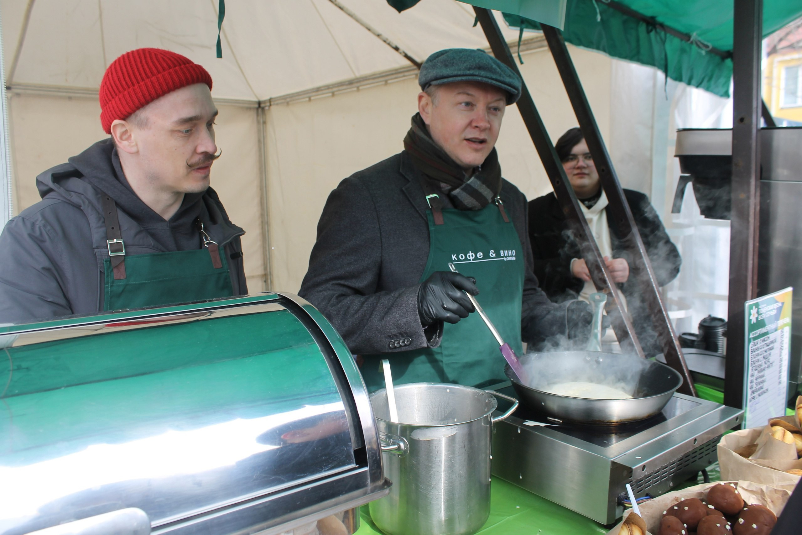 Депутат ЛДПР Евгений Марков жарит блины. Фото: ЛДПР - Тюмень, Югра, Ямал / Telegram 