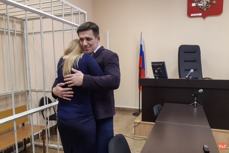 Андрей Боровиков с женой Дарьей в зале суда