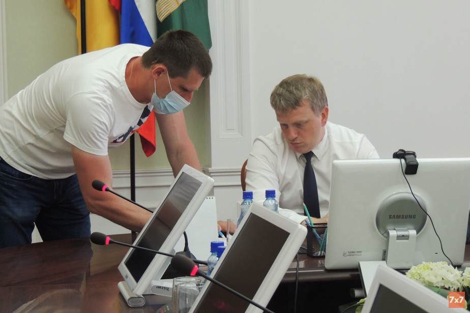 Андрей Лузгин и представитель застройщика