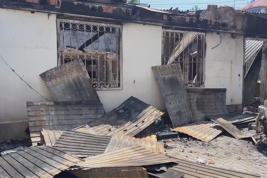 Сгоревшие авто и повреждения на территории Свято-Успенского кафедрального собора