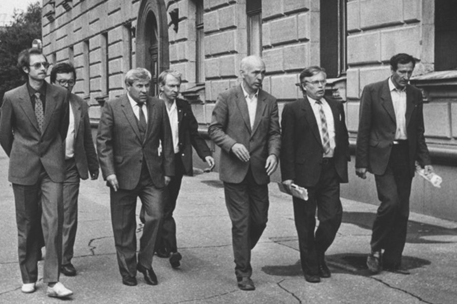 Александр Кислов (третий слева) с соратниками идут на митинг