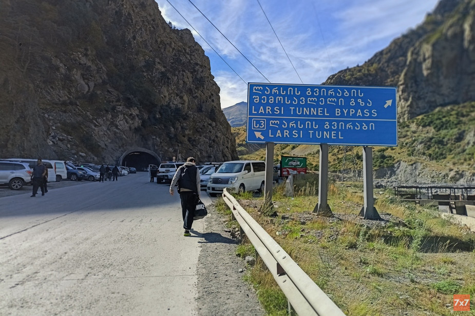 Выход на парковку на грузинской стороне