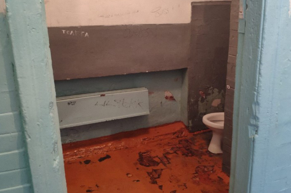 Туалет школы №19 Междуреченска (Кемеровская область)