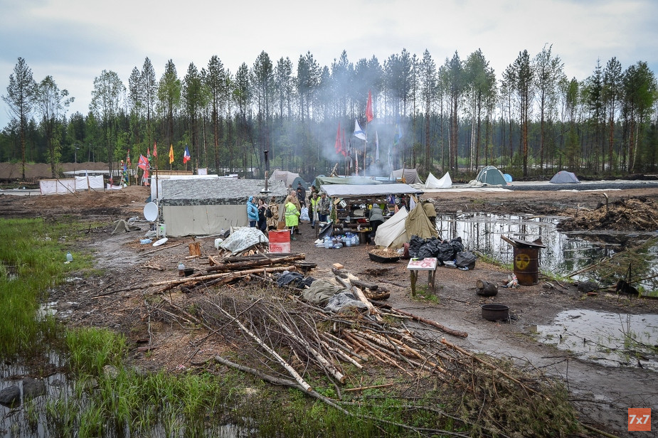 Палаточный лагерь противников полигона на Шиесе