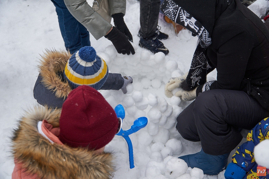 Основа снежного фонаря — снежки одинакового диаметра