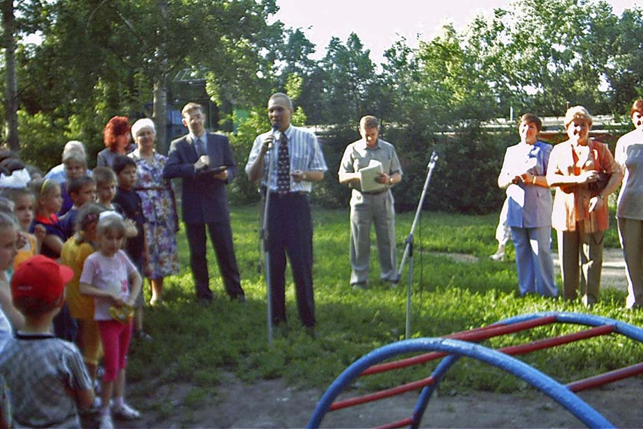 Презентация первого поддержанного проекта — открытие детской площадки, 2002 год