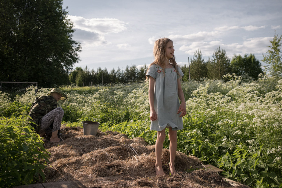 Волонтер Алёна часто занимается чем-то по хозяйству вместе с детьми Зои