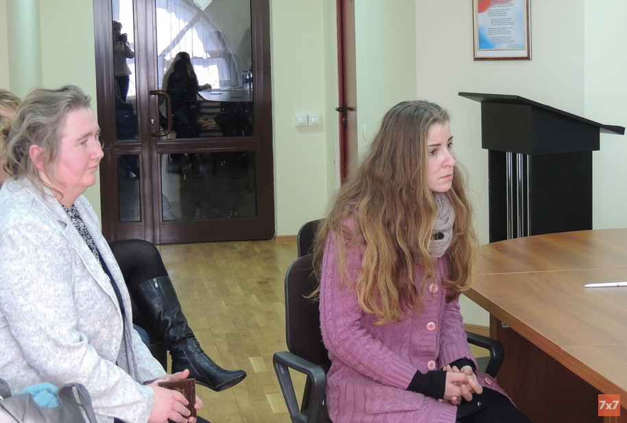 Доминика Грисбах (справа)