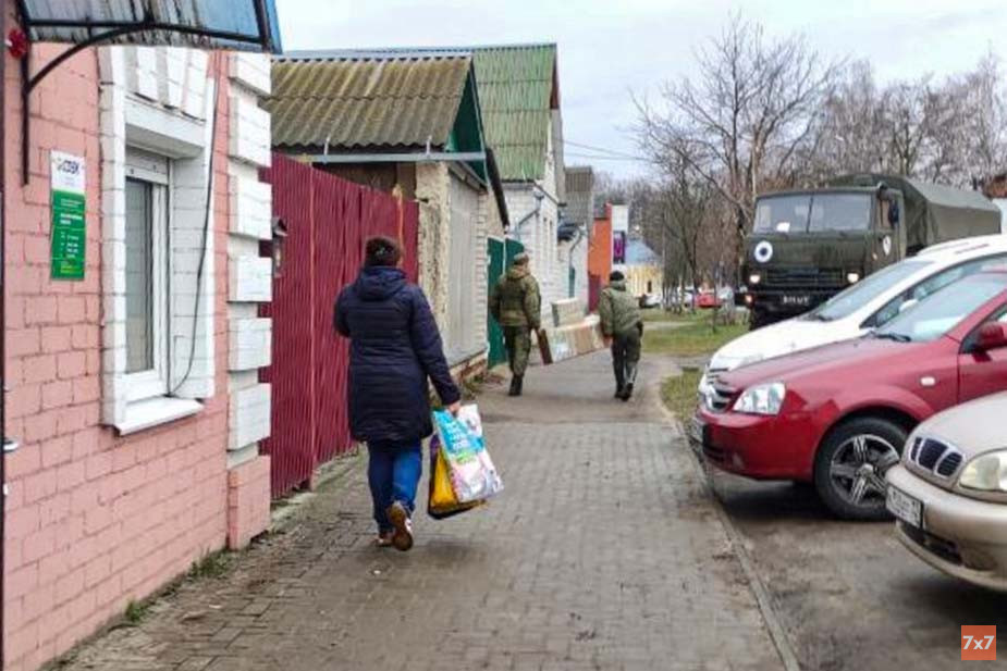 Люди в камуфляжных костюмах у офиса СДЭК в Новозыбкове