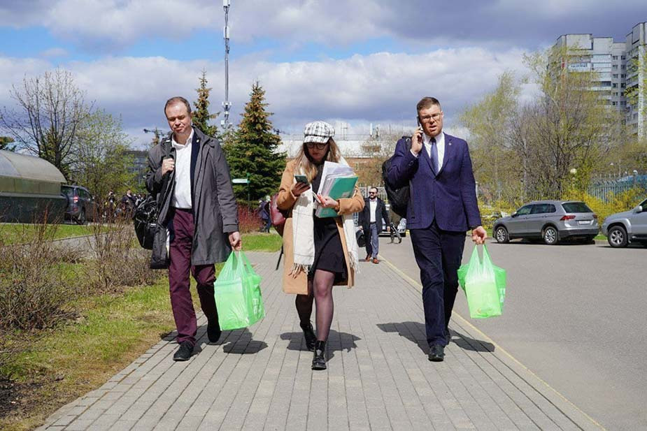 Адвокаты Иван Павлов, Валерия Ветошкина и Владимир Воронин идут в спецчасть Московского городского суда, чтобы ознакомиться с секретными материалами по иску о признании ФБК* экстремистской организацией