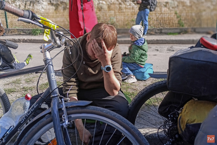 Очередь в нейтральной зоне между российской и грузинской границами