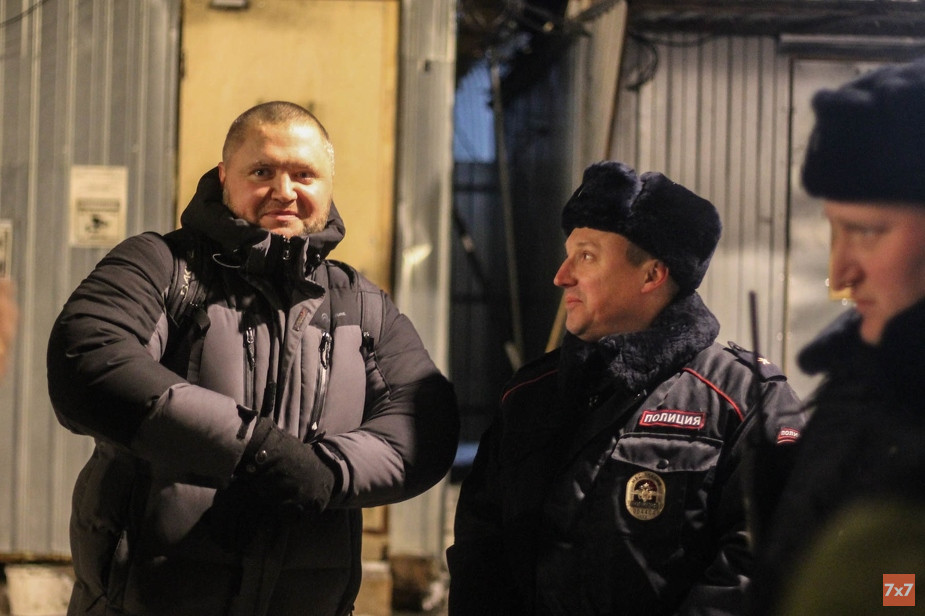 Владимир Вороноцов с полицейскими на Шиесе