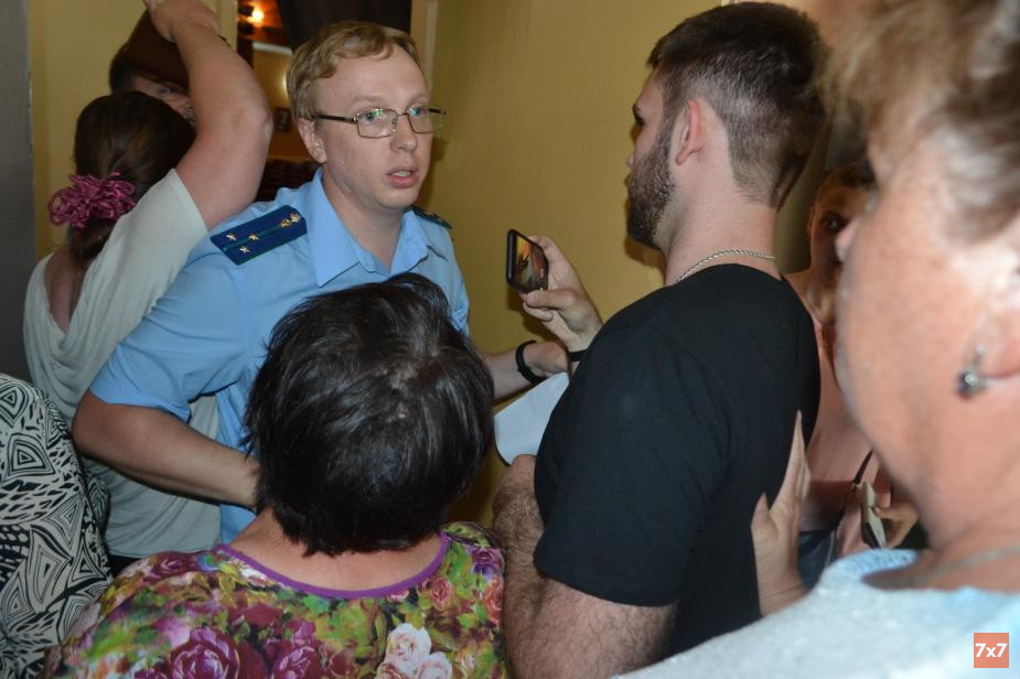 Сотрудник прокуратуры не пускает журналистов и жителей на прием