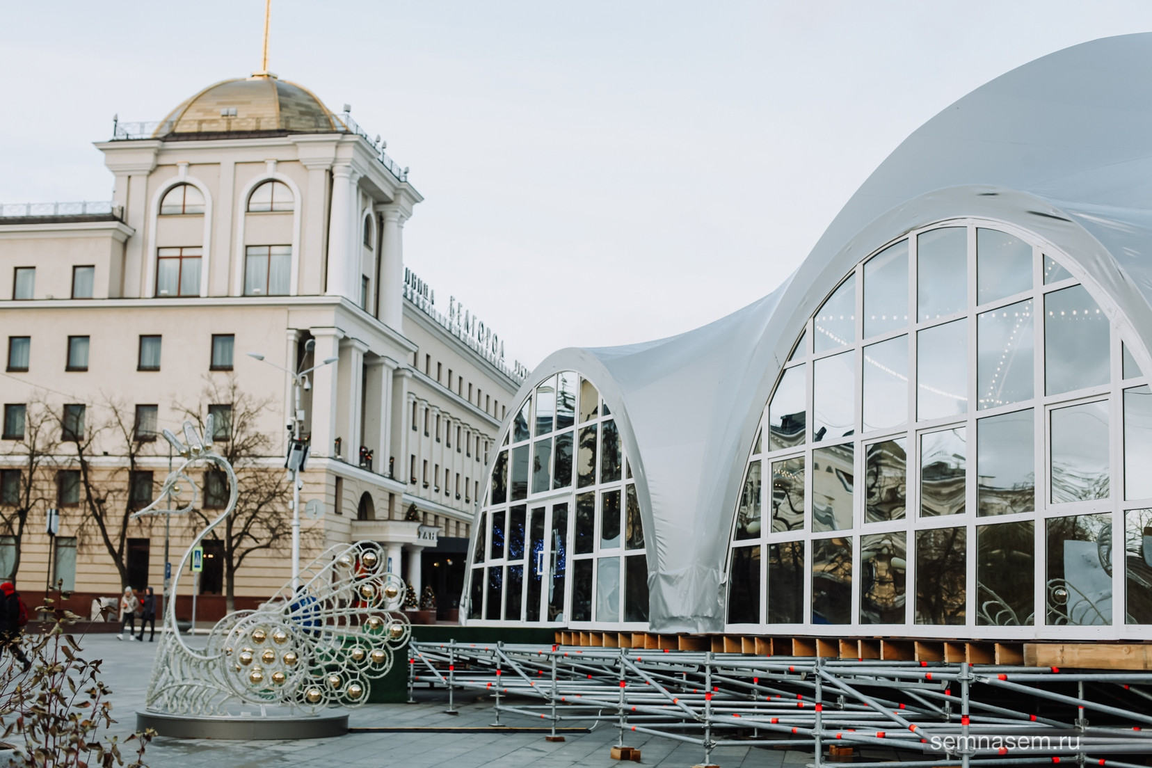 Крытый каток на Соборной площади в Белгороде
