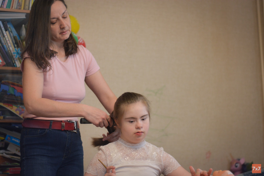 Юлия Емельянова, мама Даши, готовит дочь к занятию с логопедом