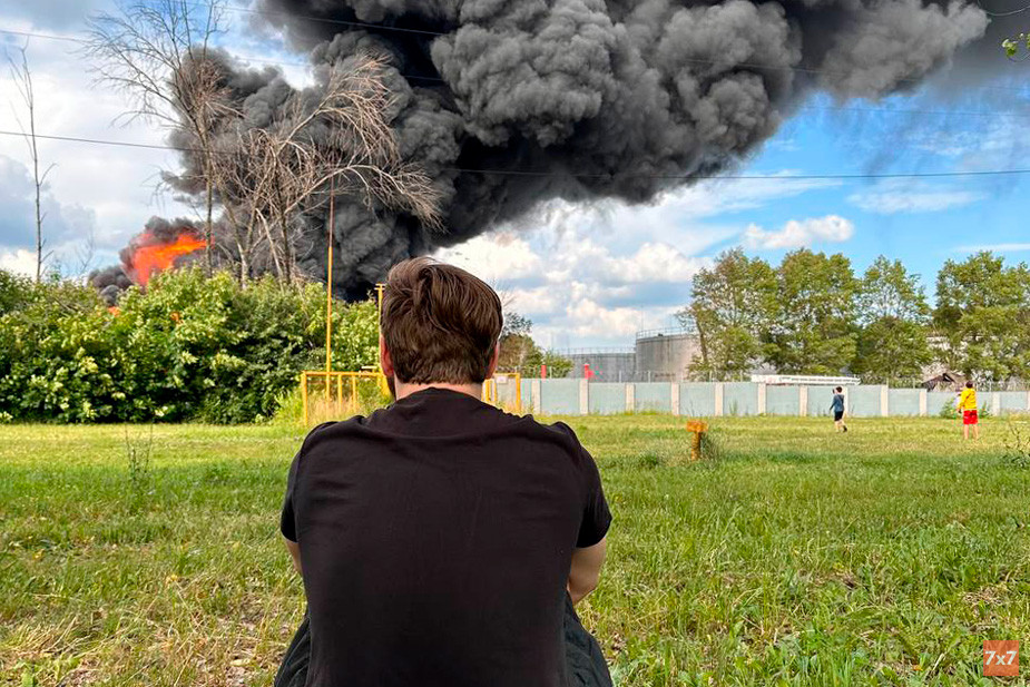 Воронежцы приехали смотреть на горящую нефтебазу. Фото «7х7»