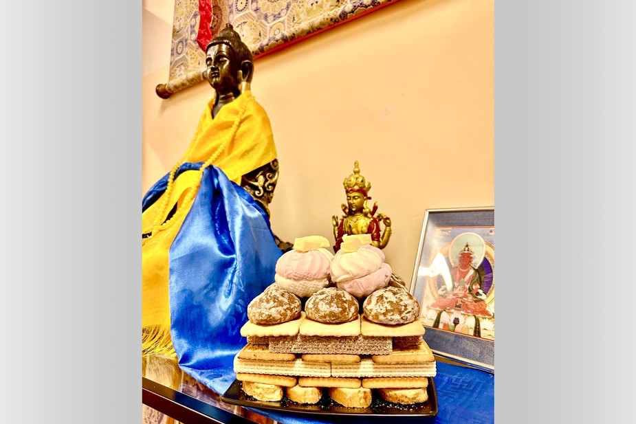 Подношение божествам накануне Сагаалгана в феврале 2023 года в Праге