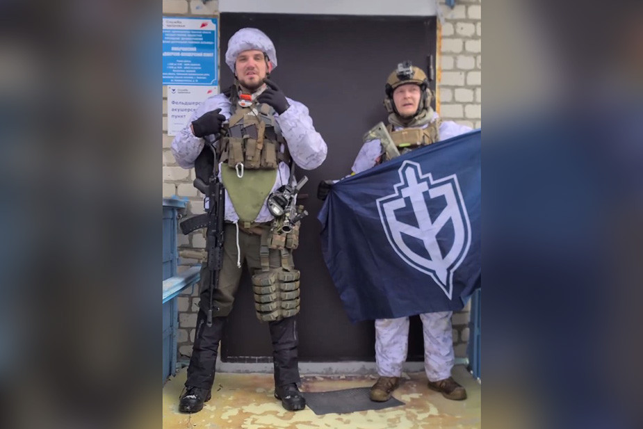 Денис Никитин у медпункта в брянском селе