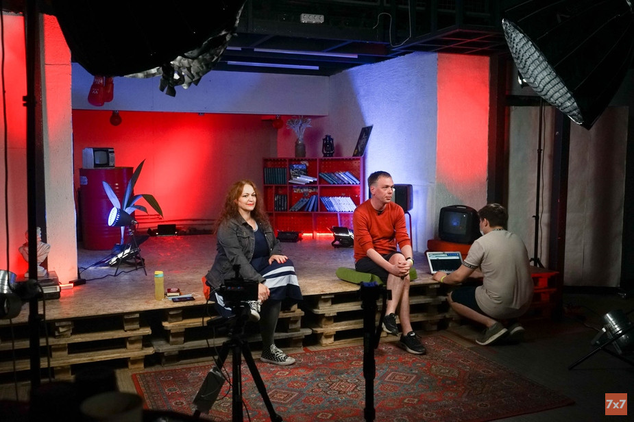 Ведущая Наталья Севец-Ермолина и Иван Голунов перед лекцией на съемочной площадке