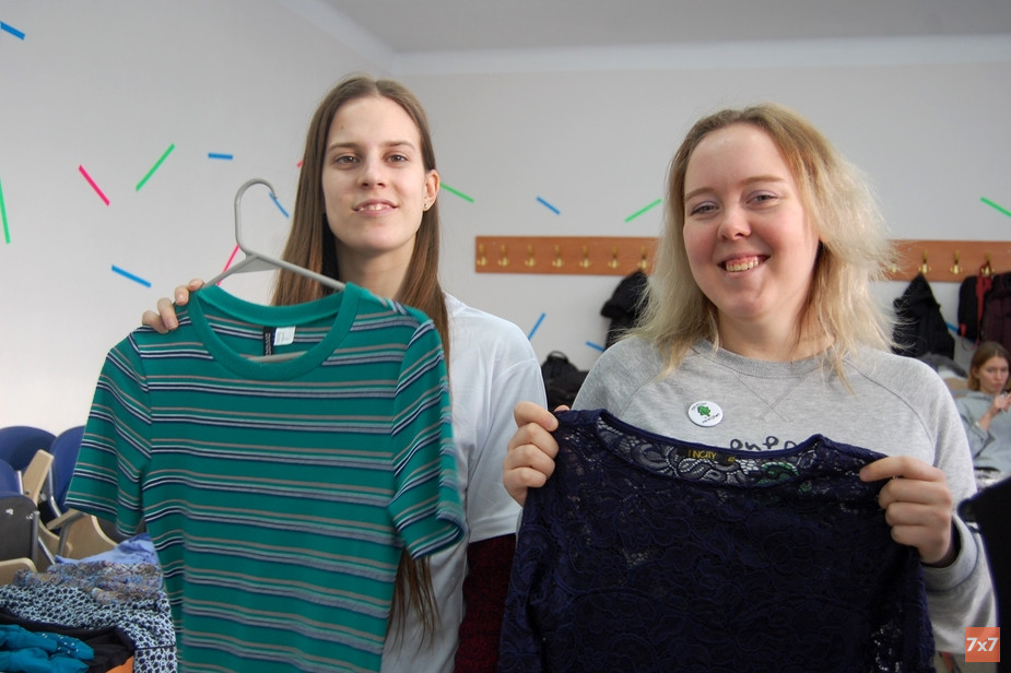 Дарья Мишина (справа)